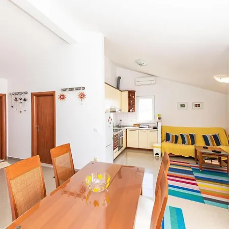 1 Bedroom Awesome In Apartment *