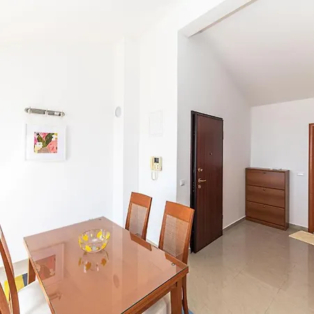 1 Bedroom Awesome In Apartment Makarska