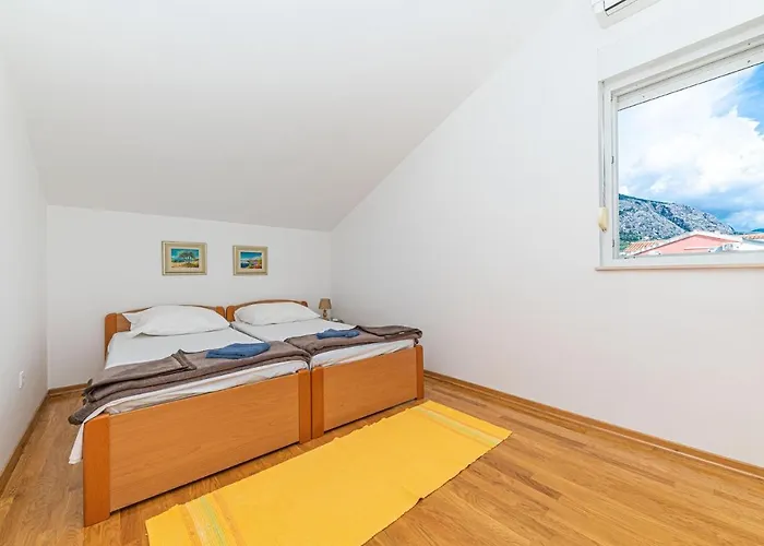 Апартаменти Cozy In With Wifi