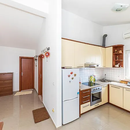 1 Bedroom Awesome In * Makarska